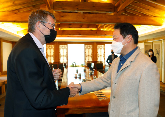 최태원(오른쪽) SK그룹 회장이 지난 3일 서울 종로구 SK서린빌딩서 콘니 욘슨 EQT파트너스 회장을 만나 악수하고 있다. <SK 제공>